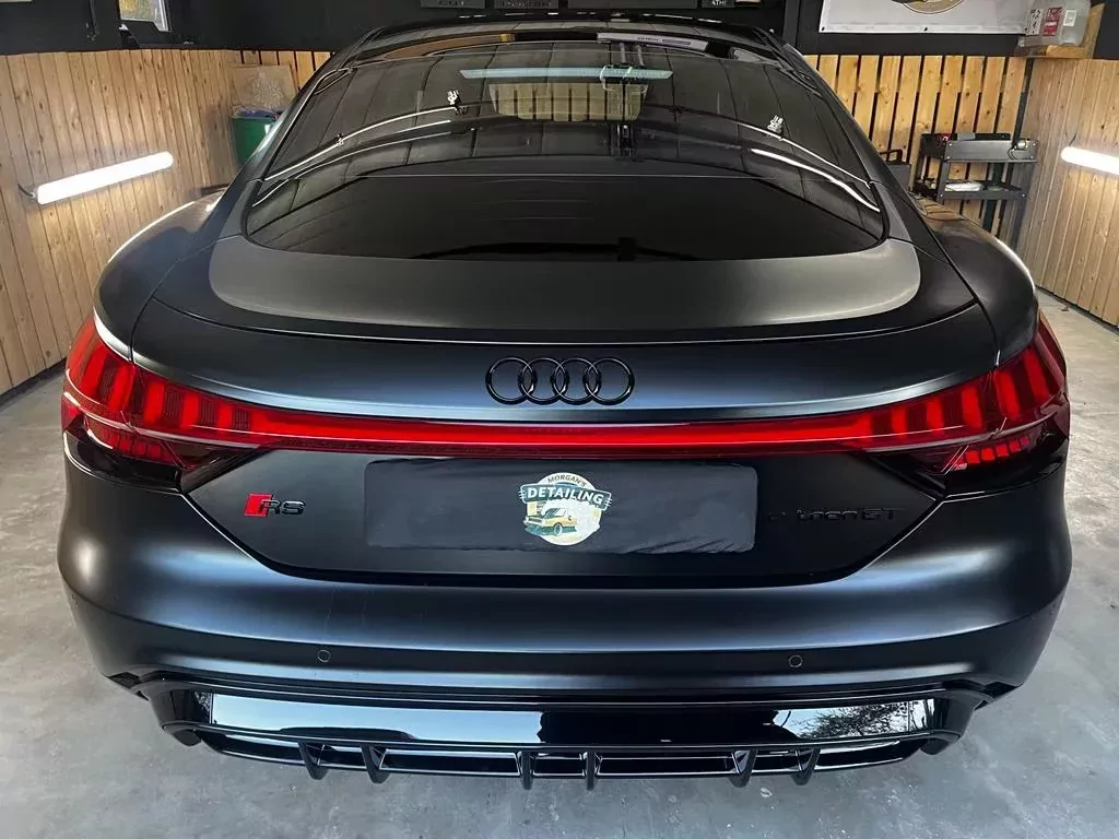 Audi e-tron GT gris mat dans l’atelier après detailing