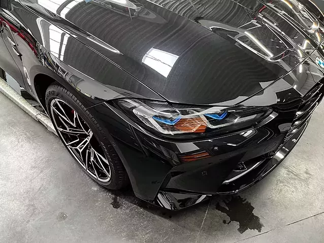 Voiture noire après traitement céramique, face avant à l’atelier Morgan’s Detailing