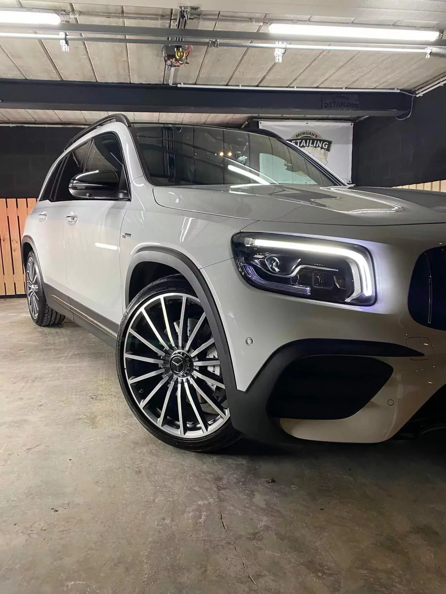 Mercedes GLB blanche, jantes et carrosserie détaillées