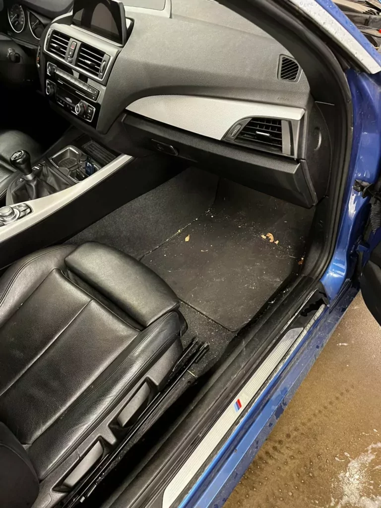 Plancher et tapis d’une BMW avant nettoyage intérieur