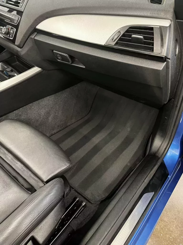 Plancher et tapis d’une BMW après nettoyage intérieur