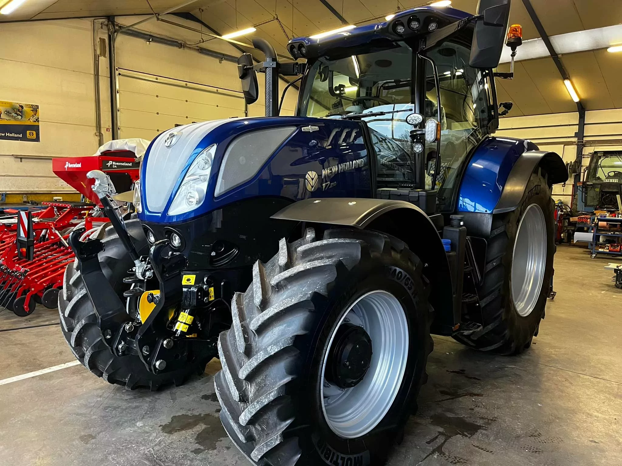 Tracteur New Holland bleu nettoyé en atelier