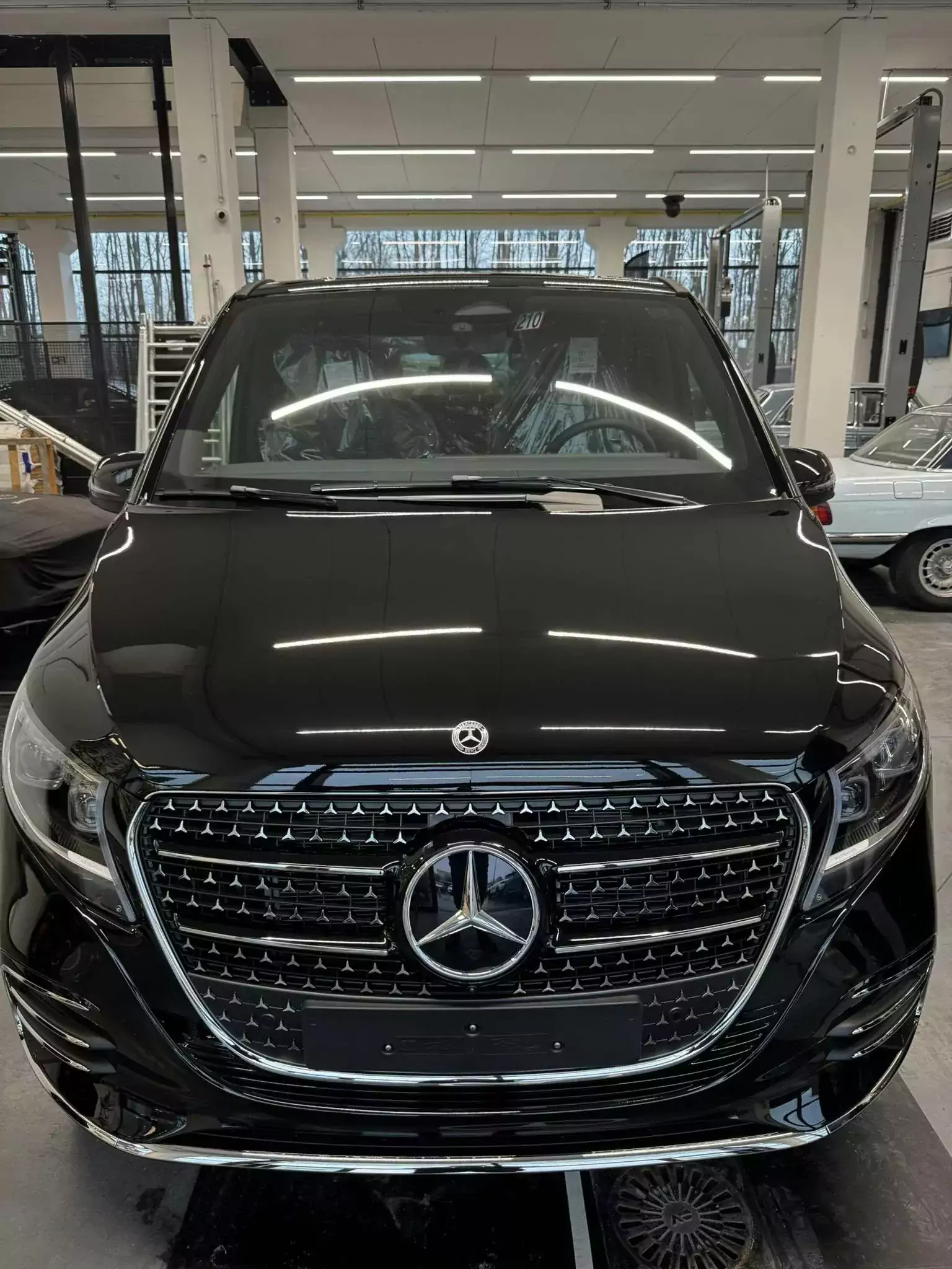 Mercedes Classe V noire après traitement céramique, calandre et capot brillants