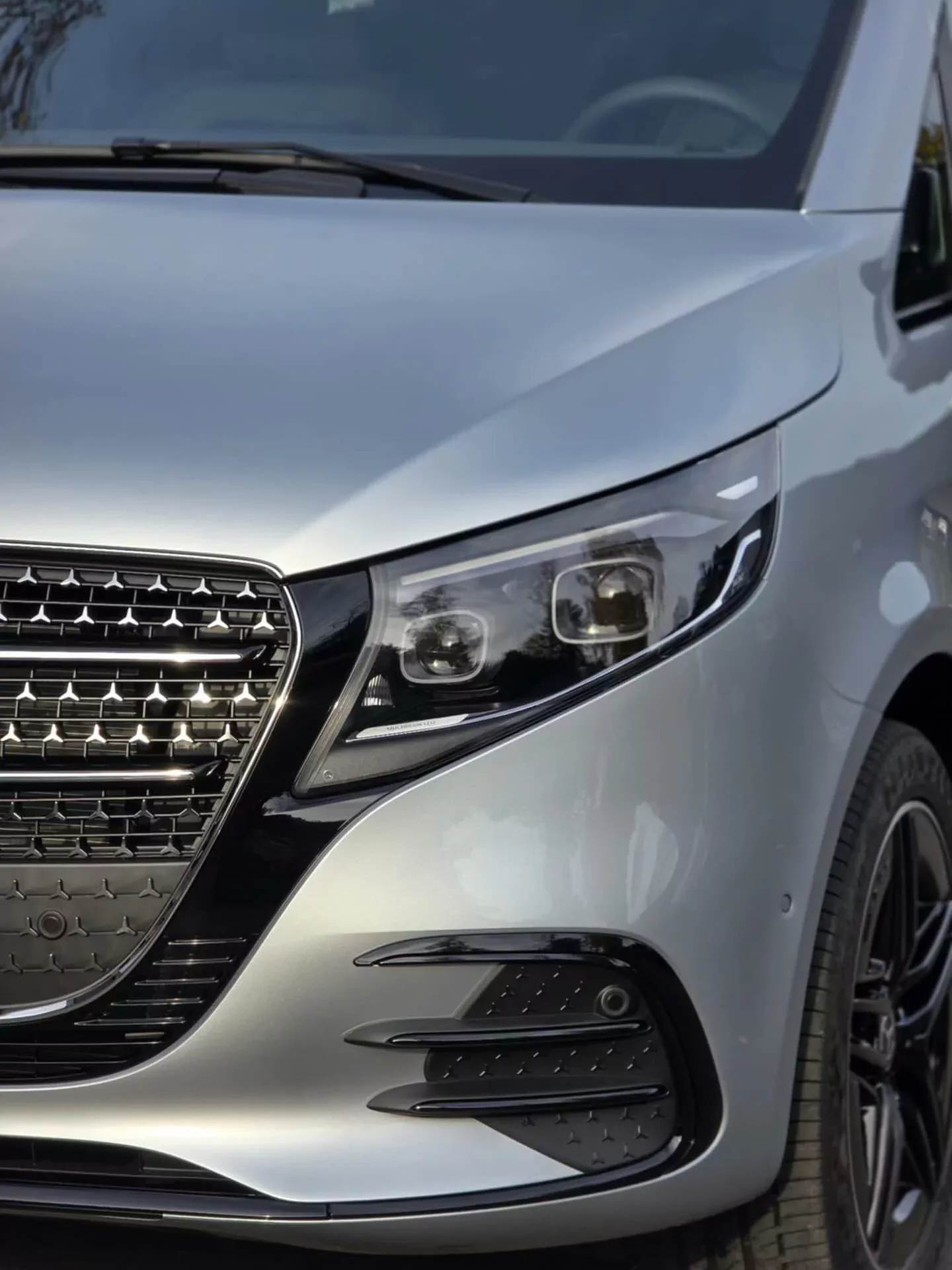Mercedes Classe V argent devant l’atelier après nettoyage