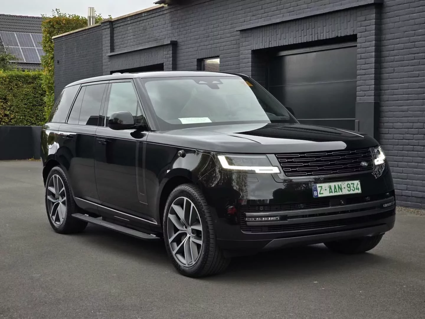 Range Rover noir devant l’atelier de Fernelmont après detailing