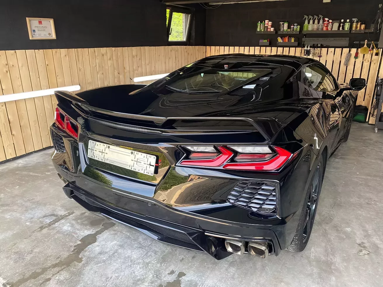 Corvette noire polie, vue arrière à l’atelier