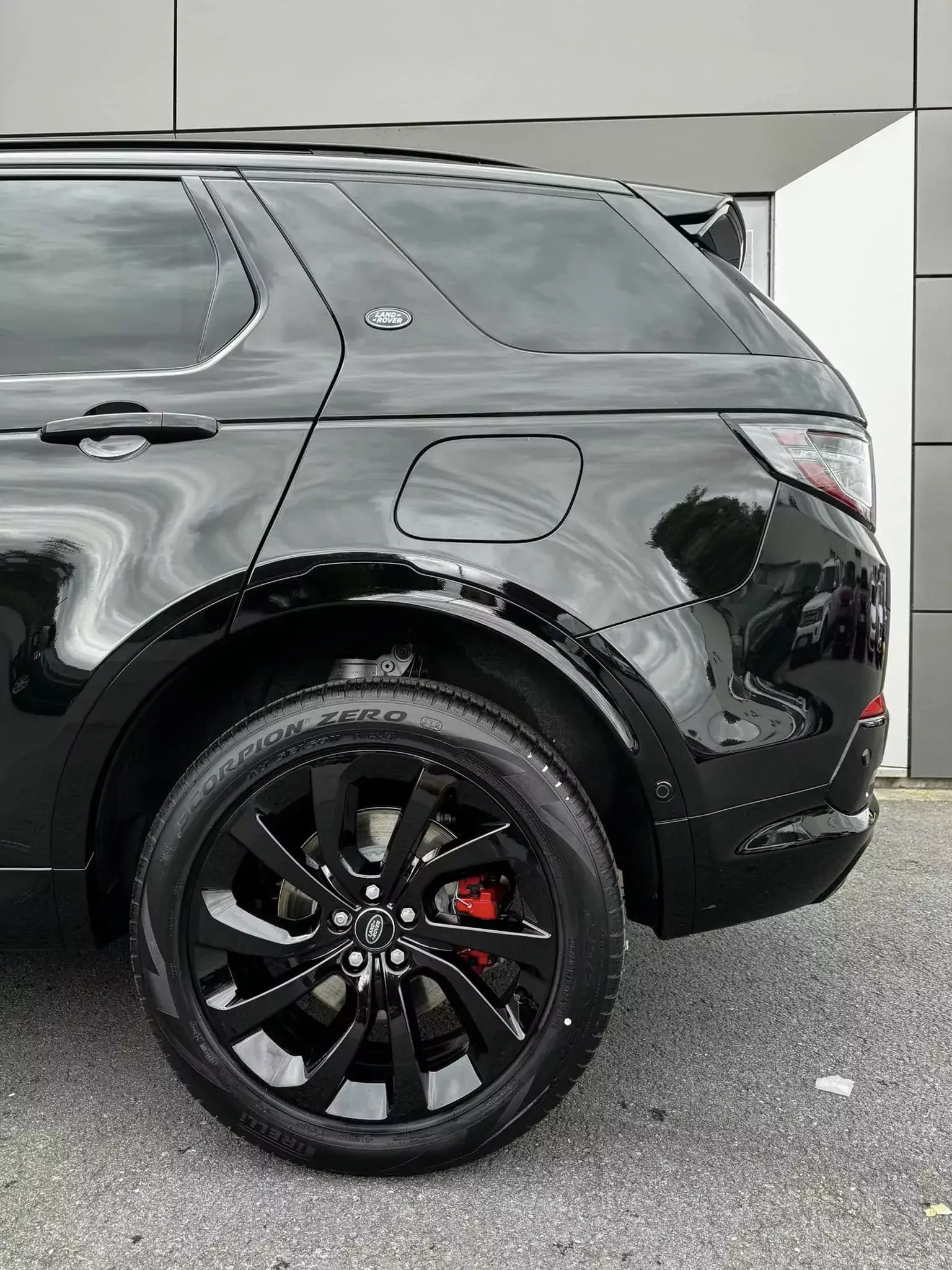 Land Rover Discovery Sport noir après detailing complet, vue de profil
