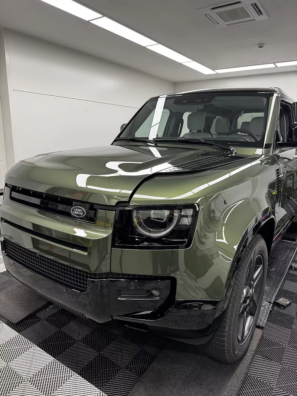 Land Rover Defender vert protégé par un film PPF, face avant