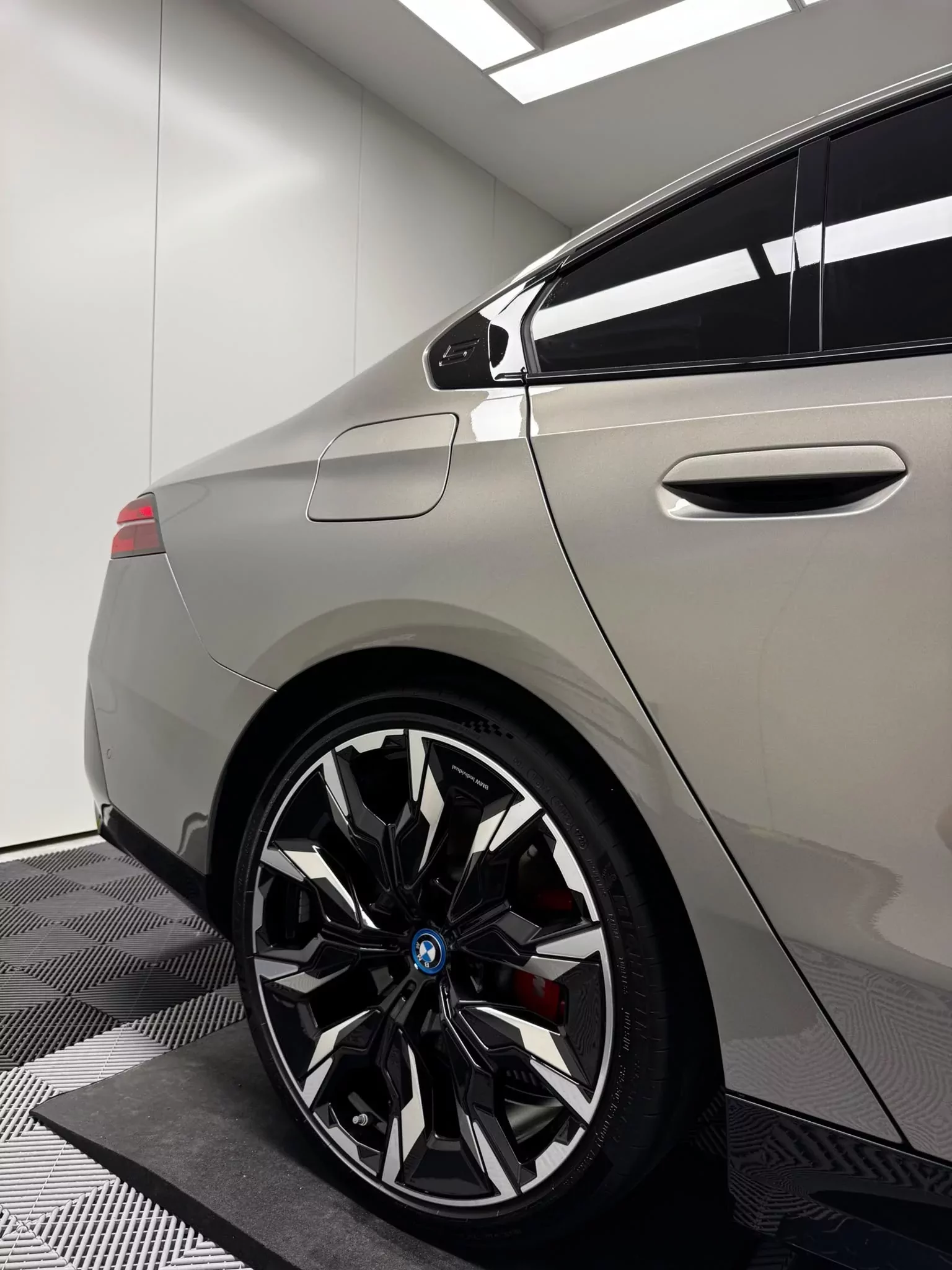 BMW i5 grise, arrière trois quarts, carrosserie protégée par PPF
