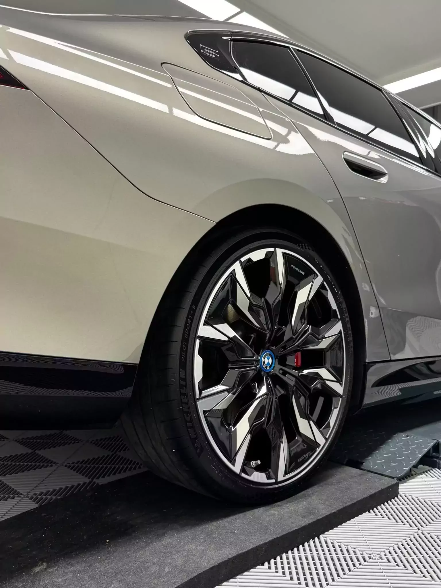 Jante et flanc de la BMW i5 grise après pose de PPF