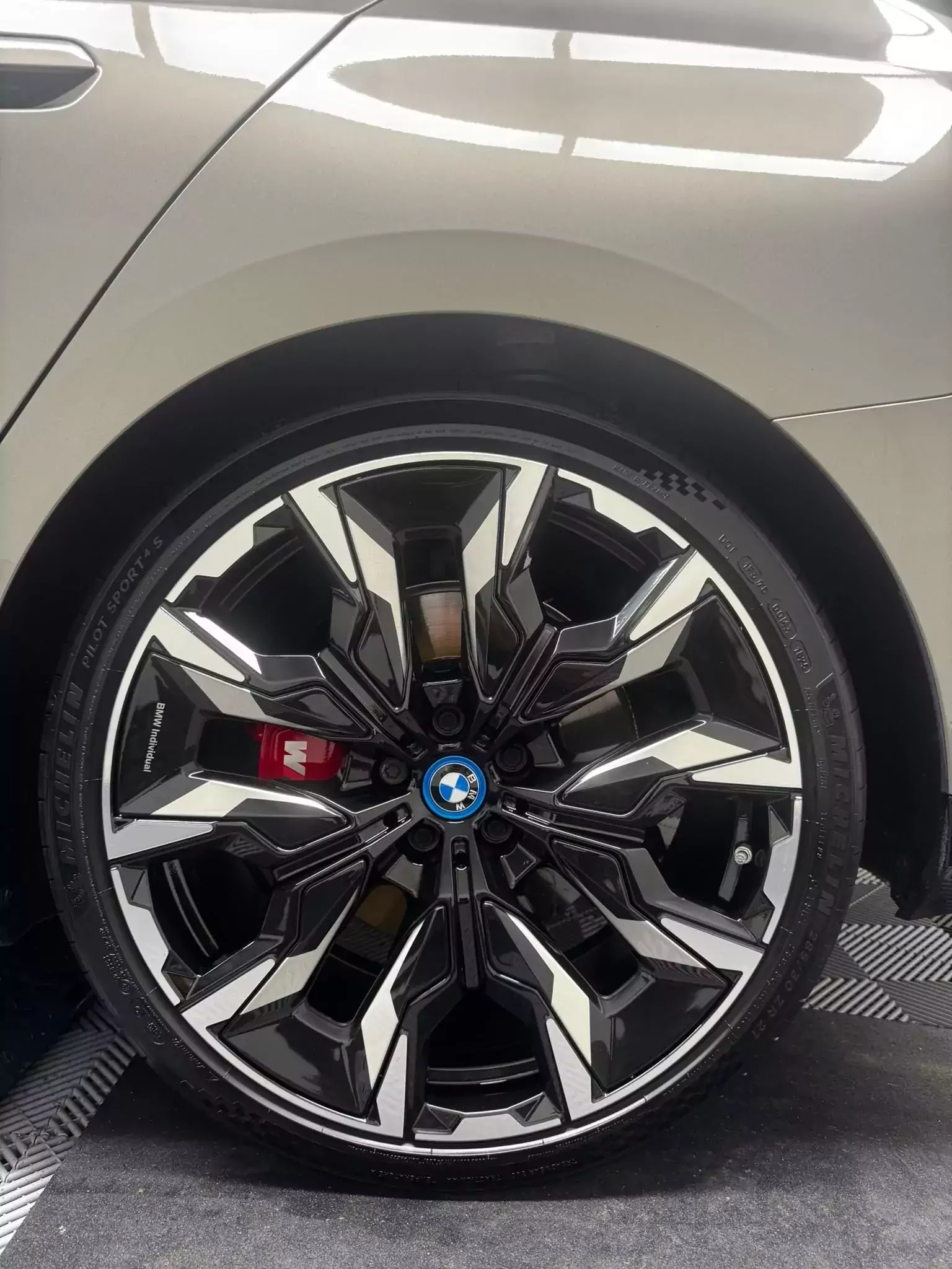 Jante bicolore de la BMW i5 en gros plan, étrier M rouge