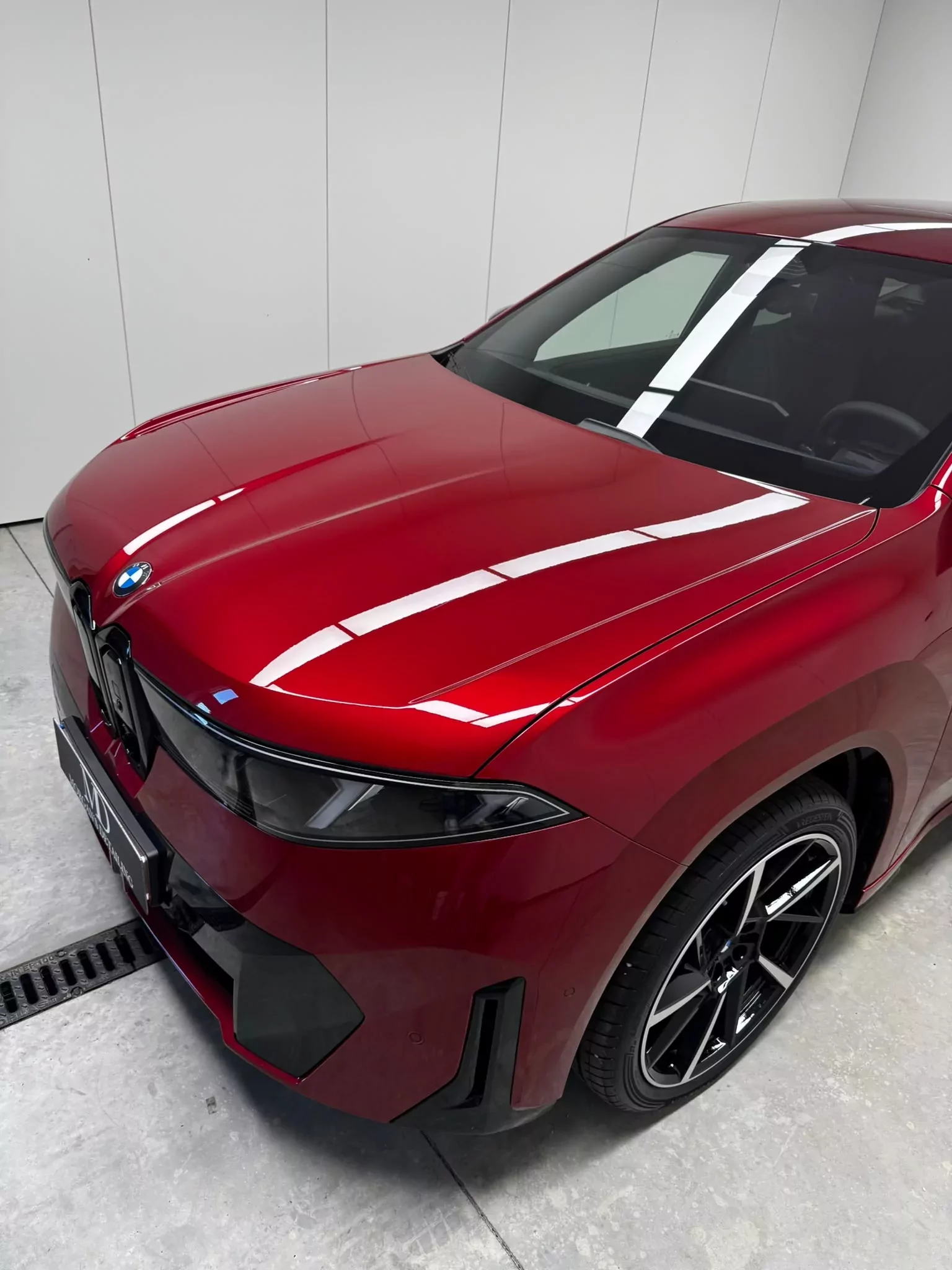 Capot et calandre de la BMW iX rouge protégés par PPF