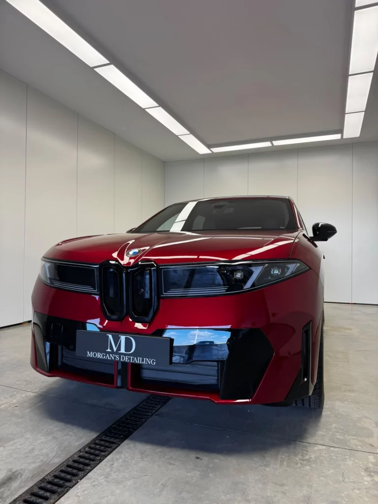 BMW iX rouge protégée par un film PPF, face avant en cabine