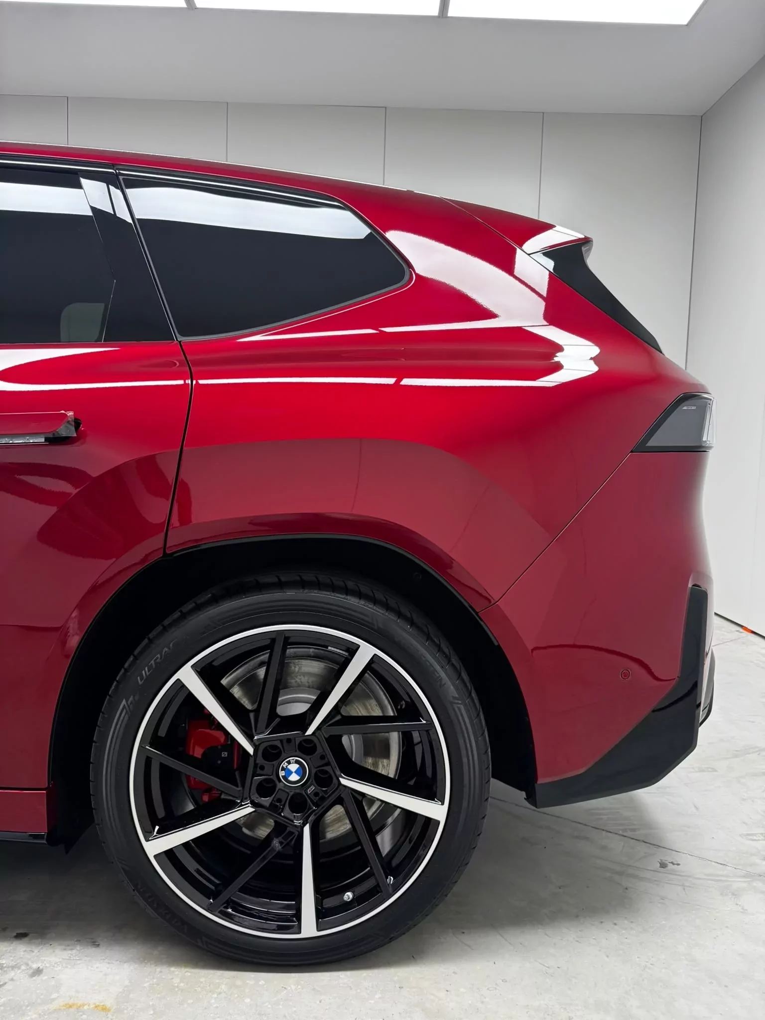 Jante et aile arrière de la BMW iX rouge sous film PPF