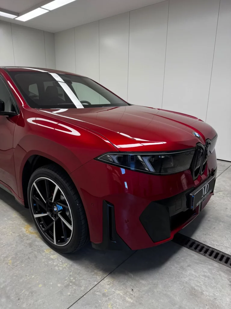 BMW iX rouge, trois quarts avant après pose de PPF