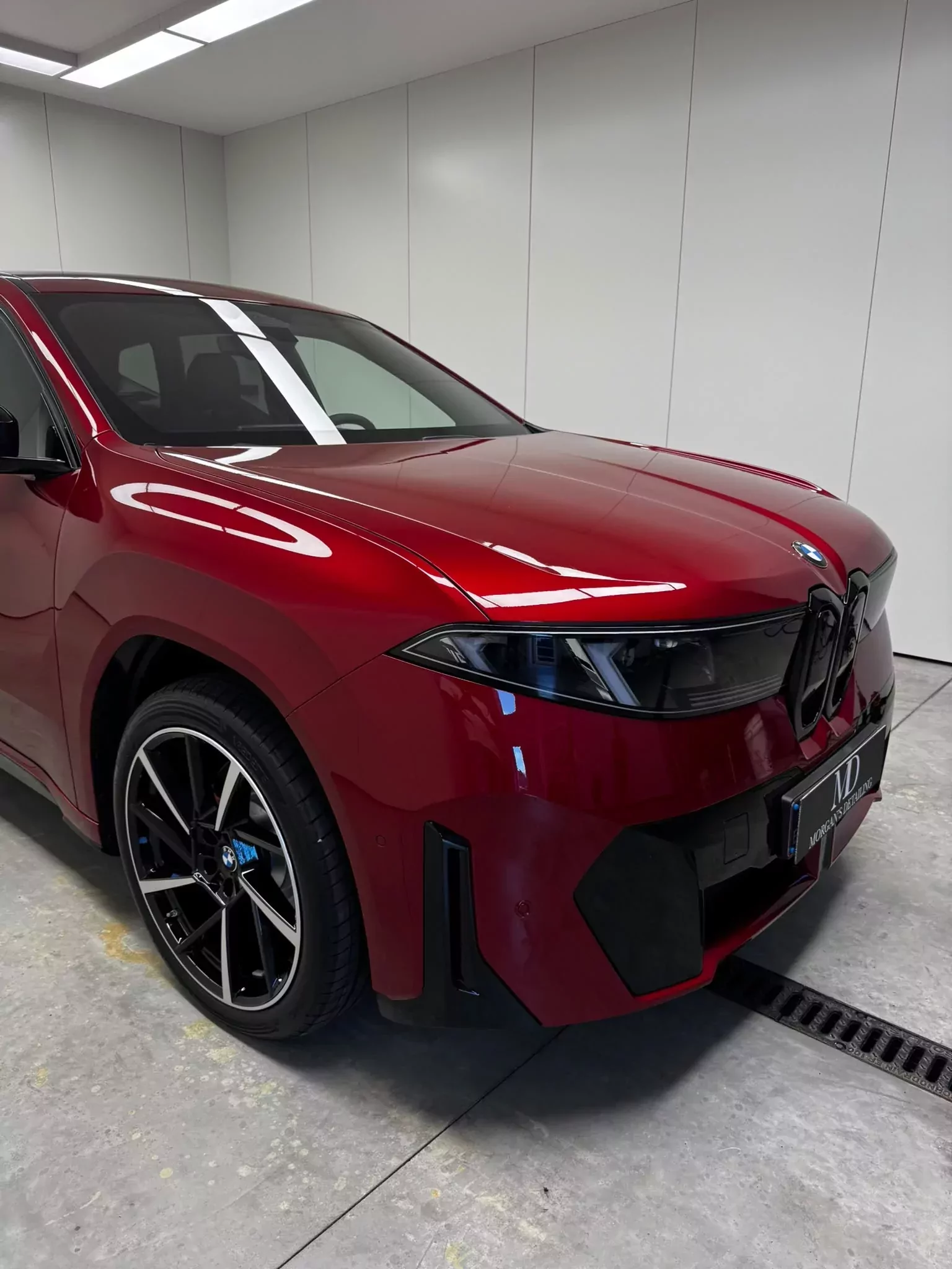 BMW iX rouge, trois quarts avant après pose de PPF