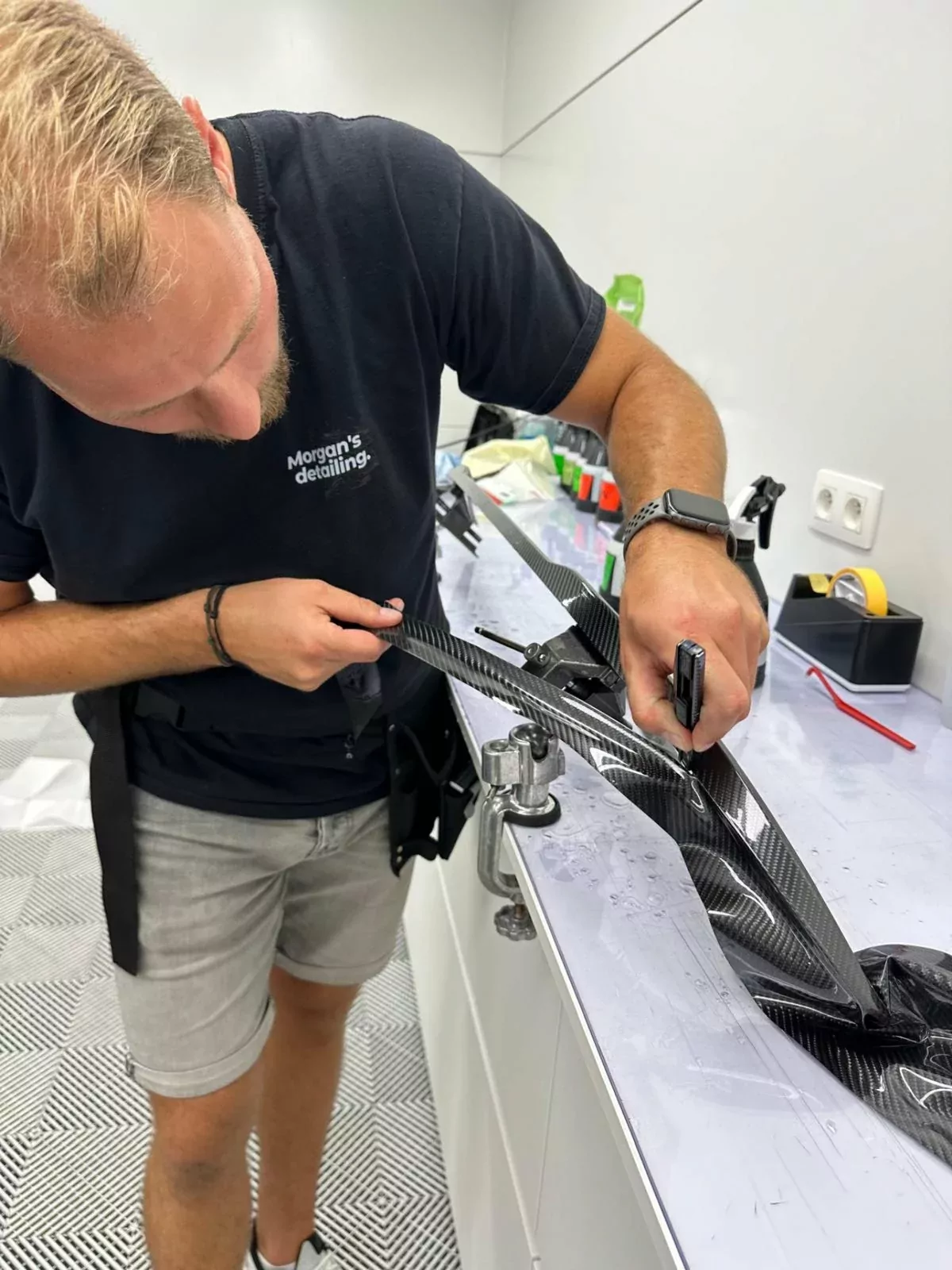 Covering effet carbone posé sur une pièce de finition, à l’établi de l’atelier
