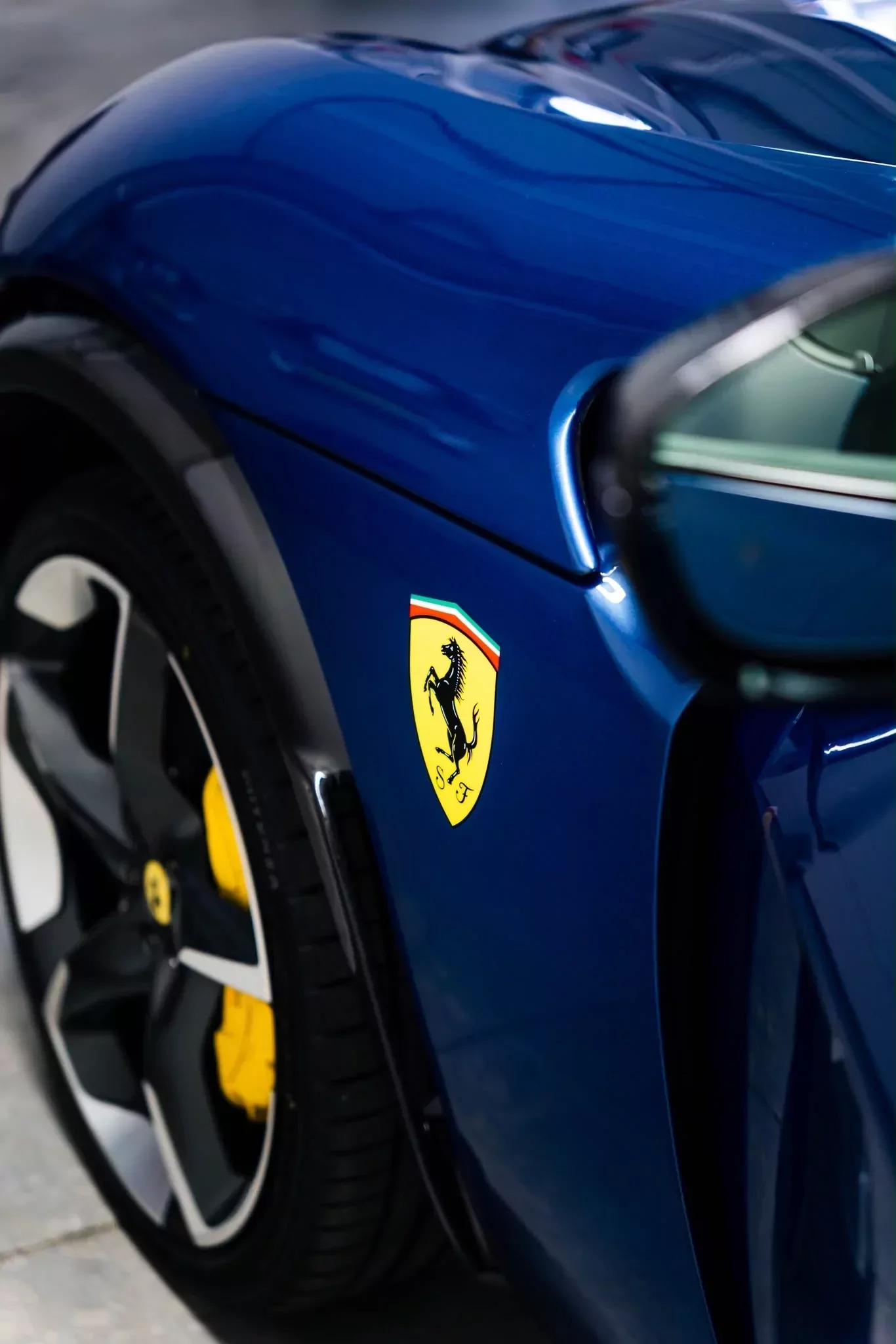 Aile avant et écusson cavallino de la Ferrari Purosangue après pose de PPF