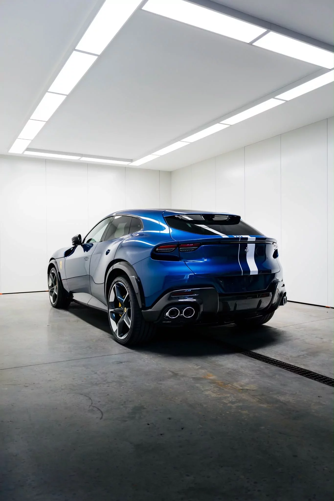 Ferrari Purosangue bleue, arrière trois quarts après pose de PPF