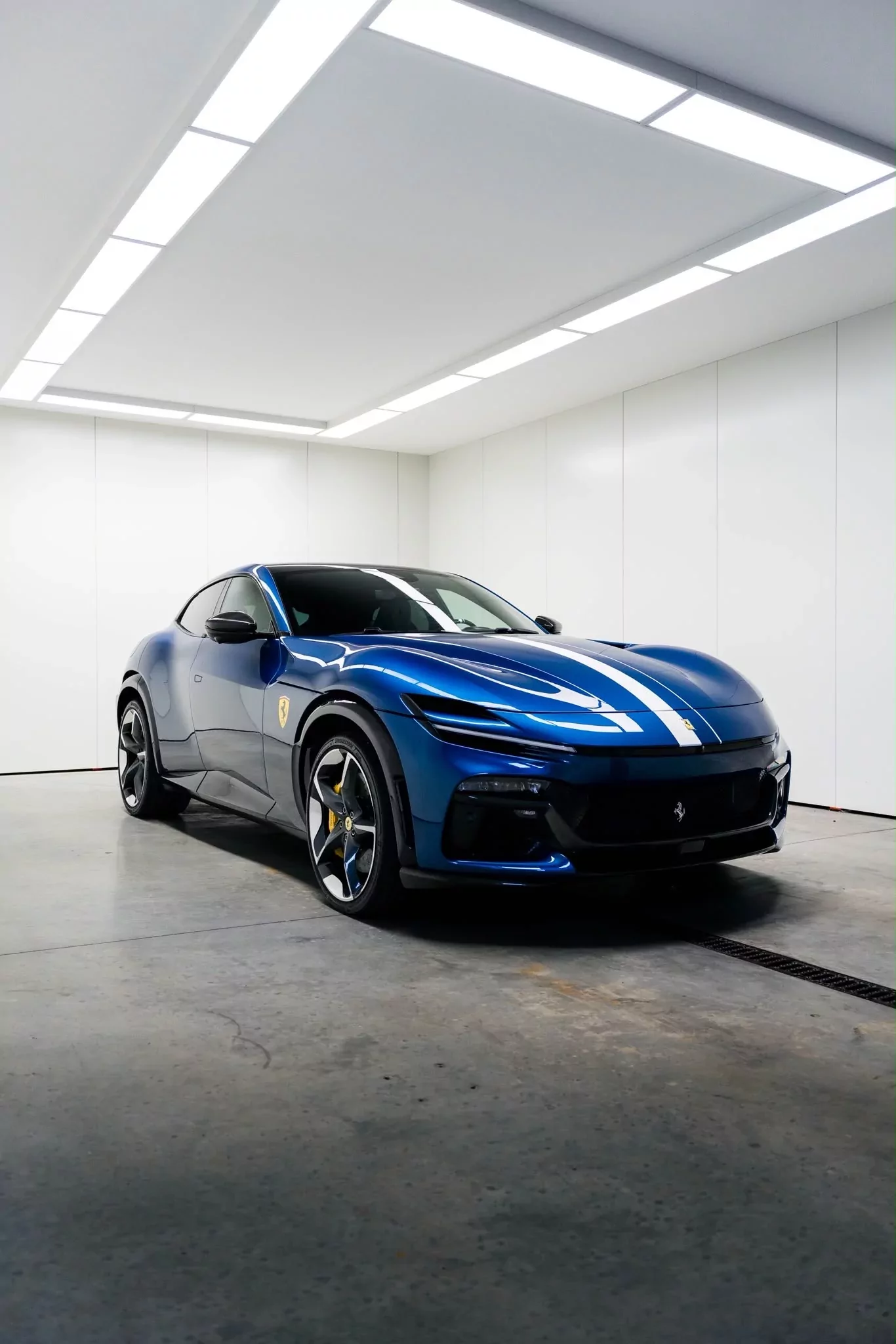 Services detailing : Ferrari Purosangue bleue dans l’atelier de Fernelmont après pose de PPF