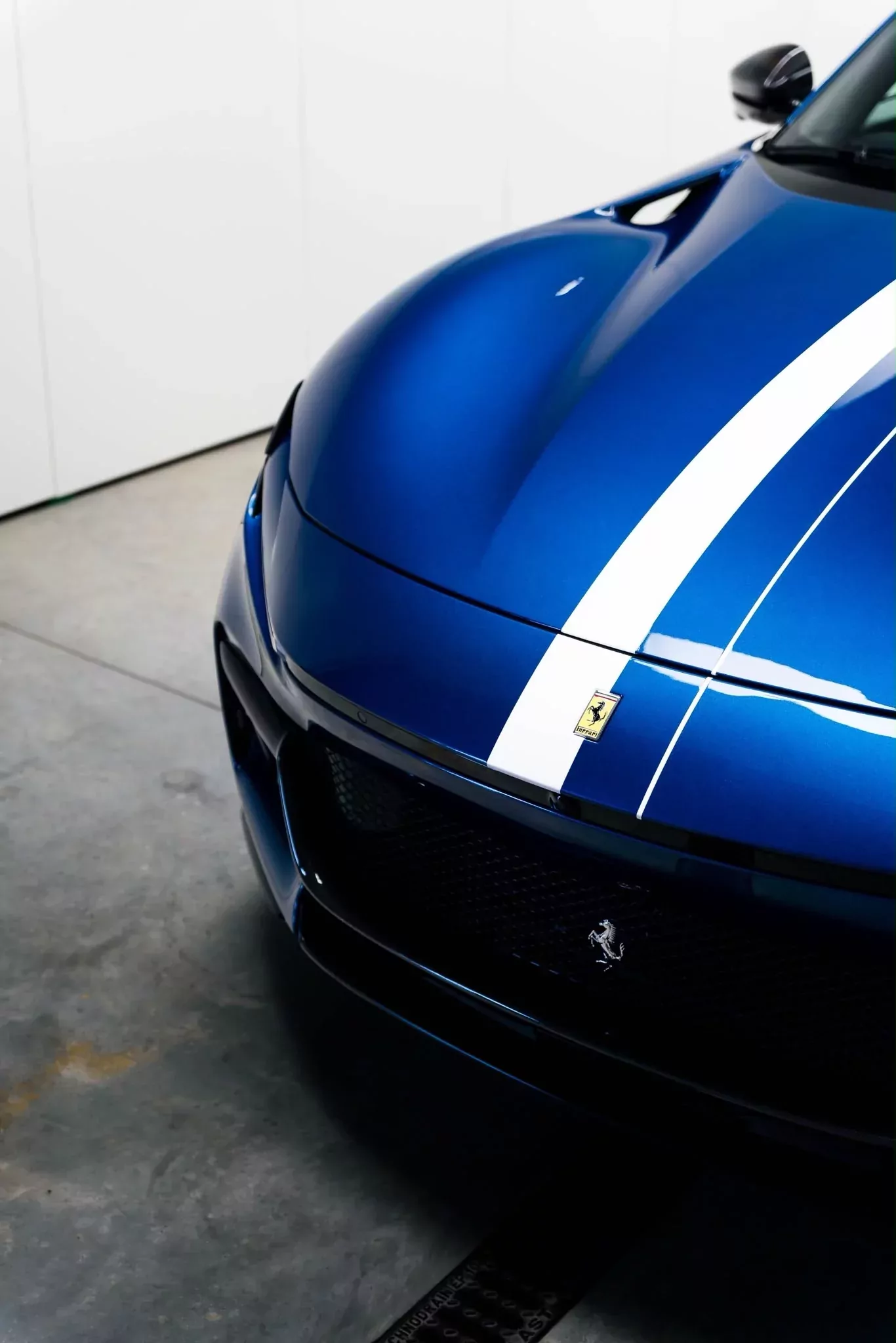 Capot de la Ferrari Purosangue bleue avec bande blanche après pose de PPF