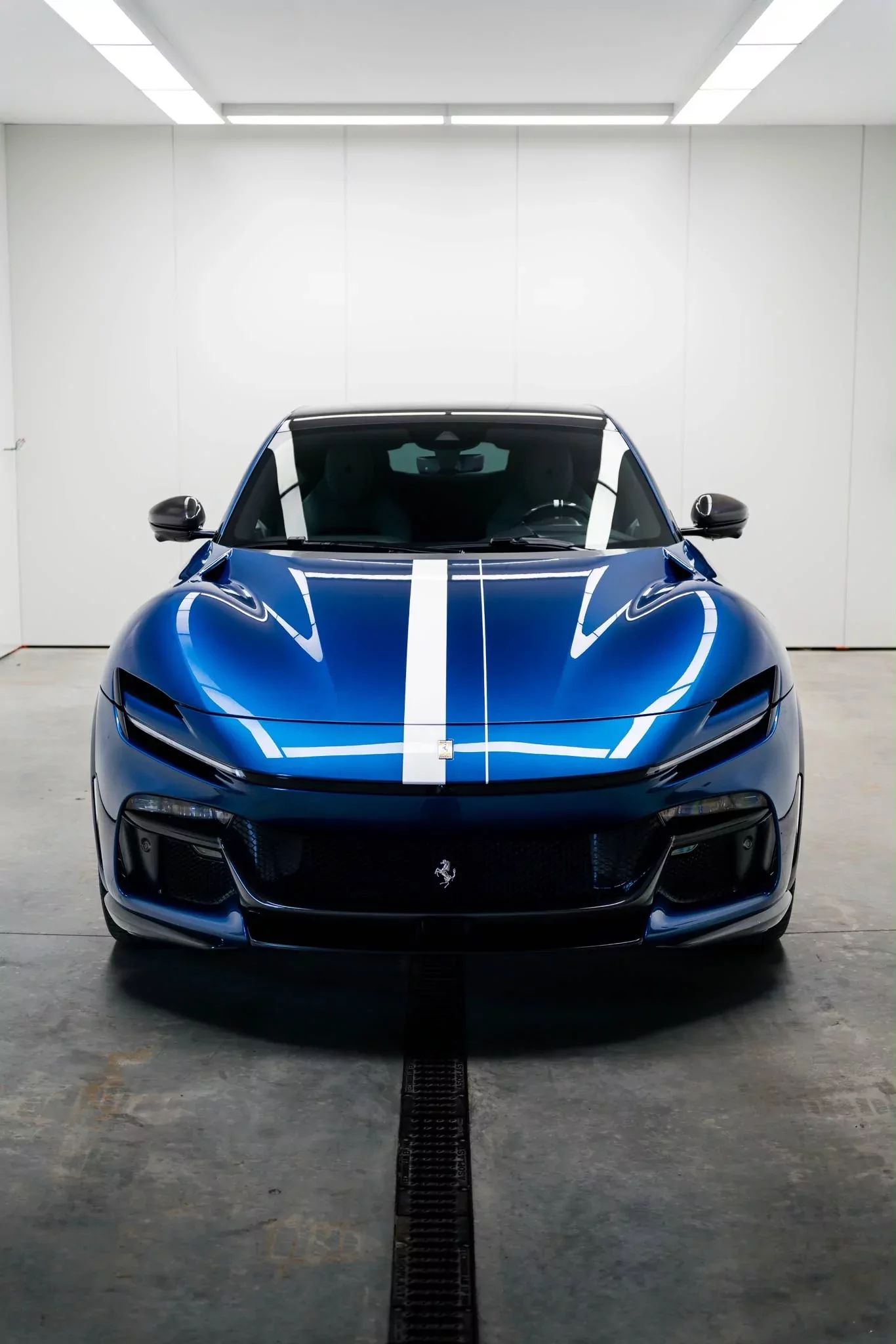 Ferrari Purosangue bleue protégée par un film PPF, face avant en cabine