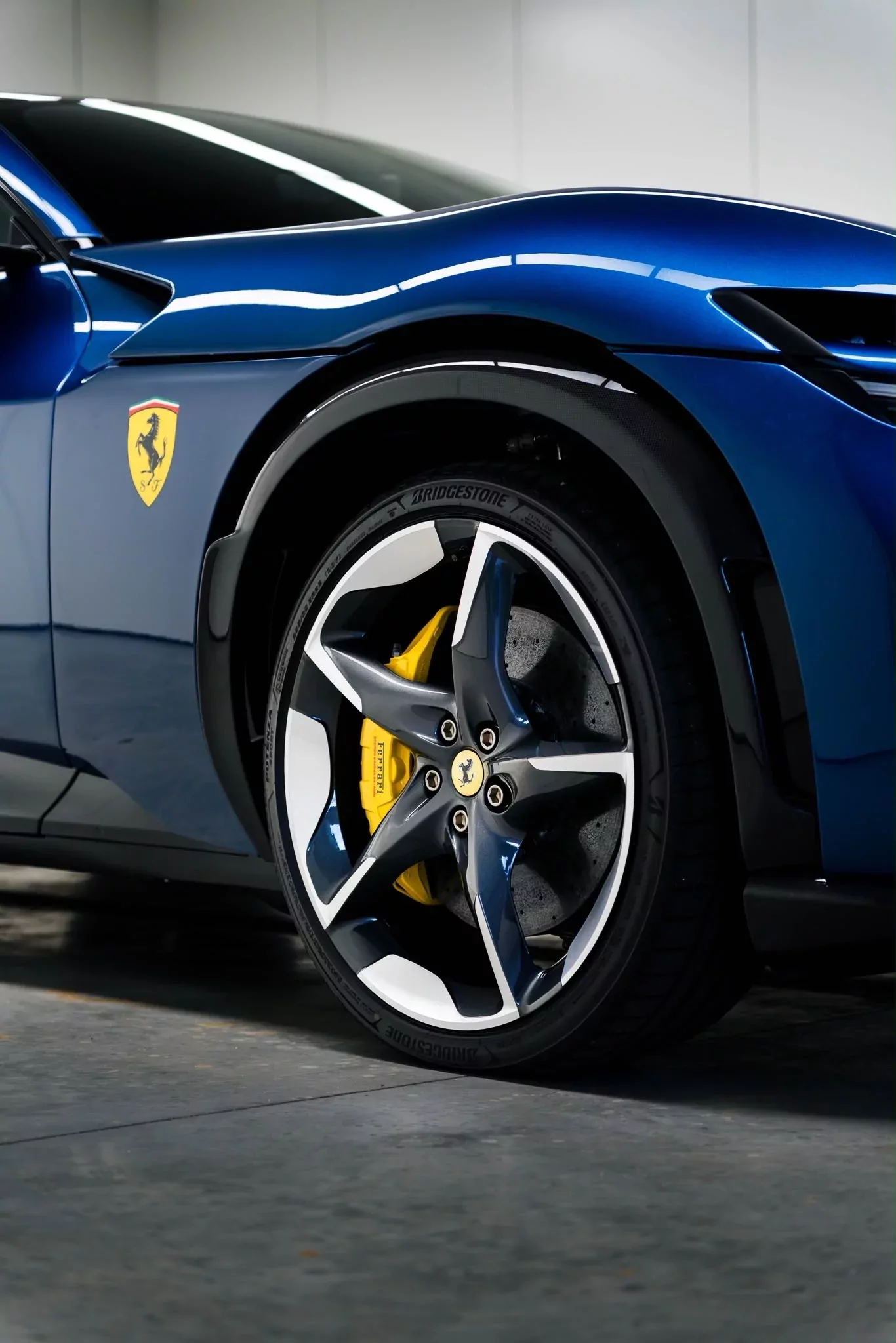 Jante, étrier jaune et cavallino de la Ferrari Purosangue sous film PPF