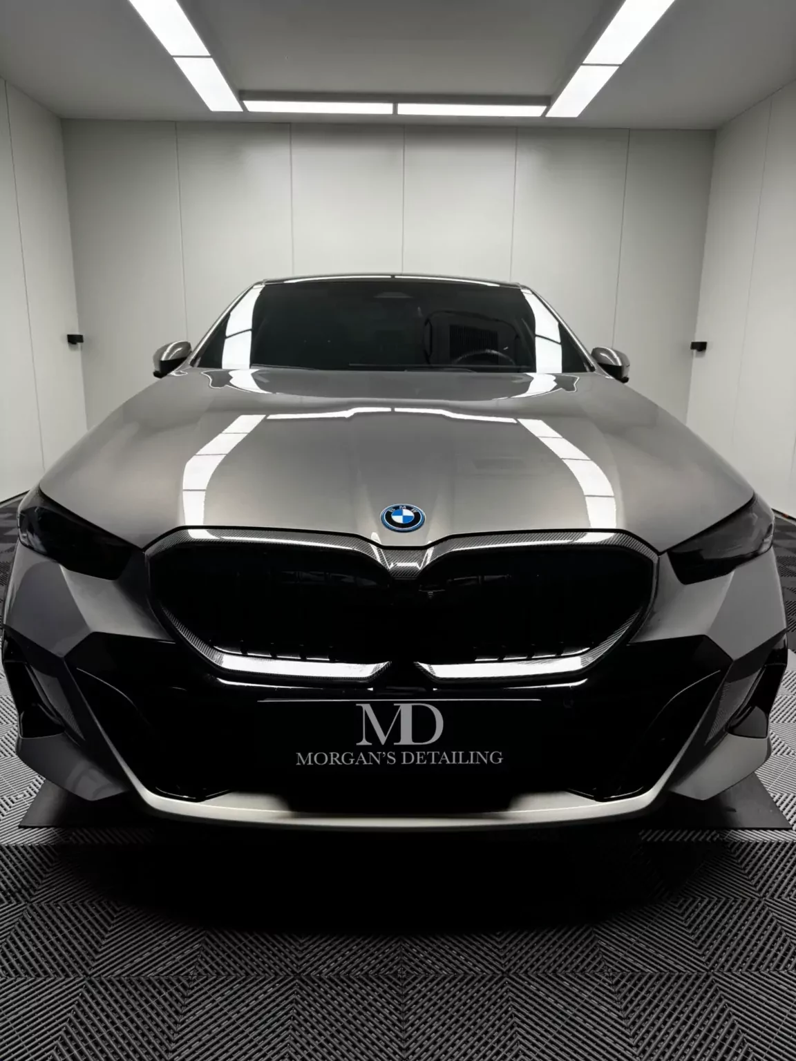 Traitement céramique Gtechniq sur une BMW i5 grise dans l’atelier Morgan’s Detailing
