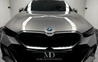 Traitement céramique Gtechniq sur une BMW i5 grise, face avant dans l'atelier Morgan's Detailing