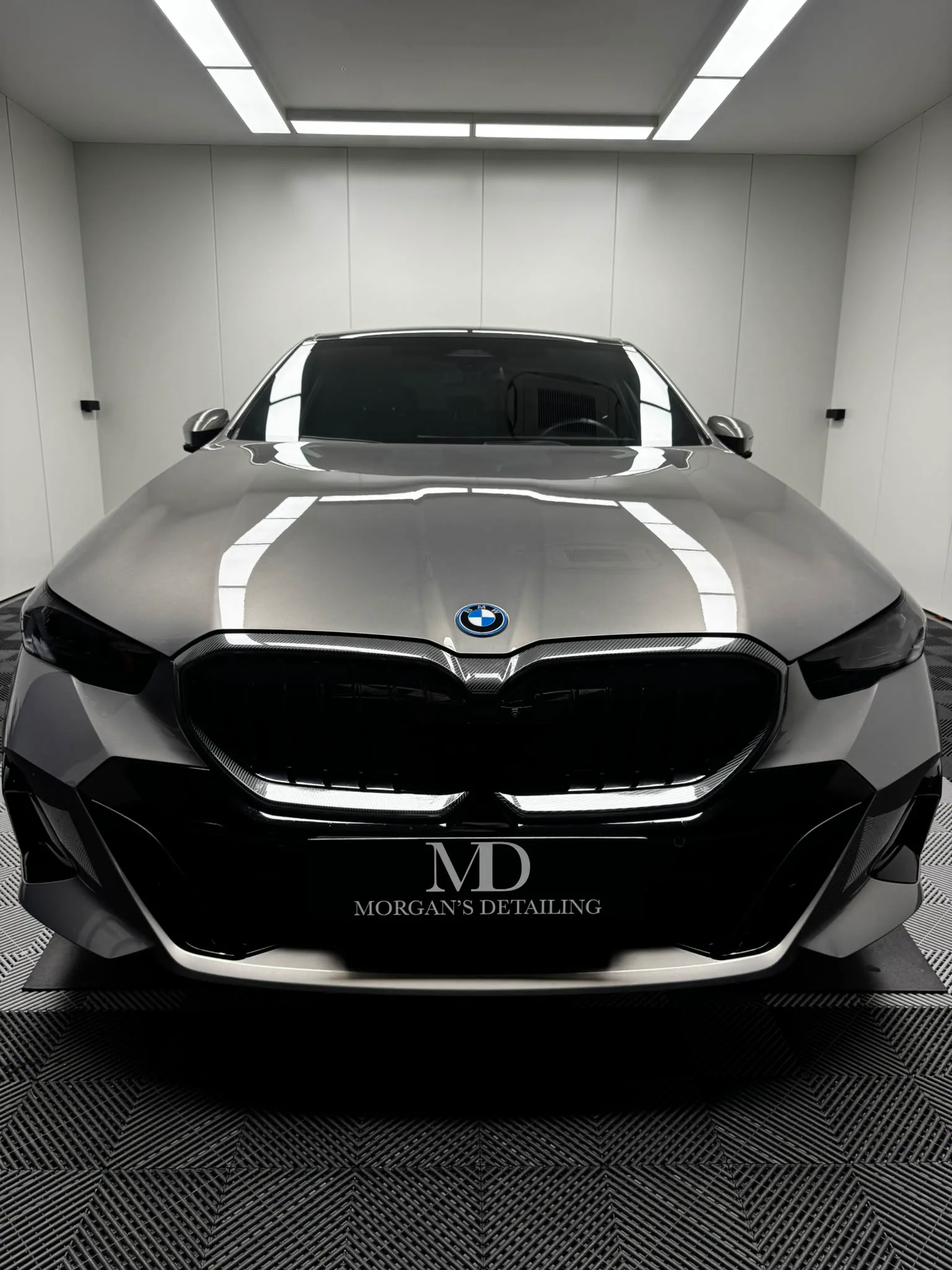 Conseil d’entretien : BMW i5 grise protégée par un traitement céramique Gtechniq