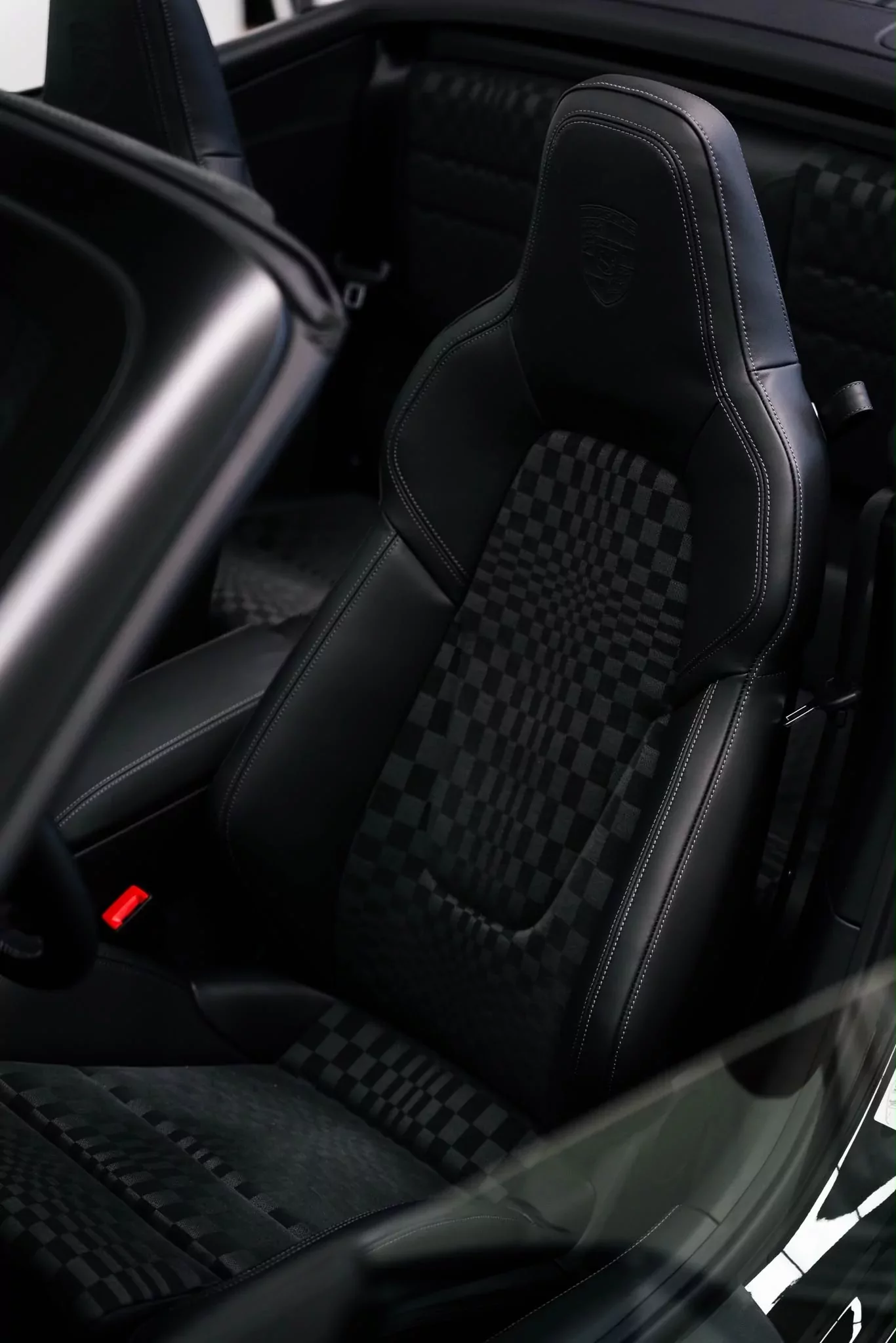 Siège baquet à motif damier de la Porsche 911 Spirit 70 après nettoyage intérieur
