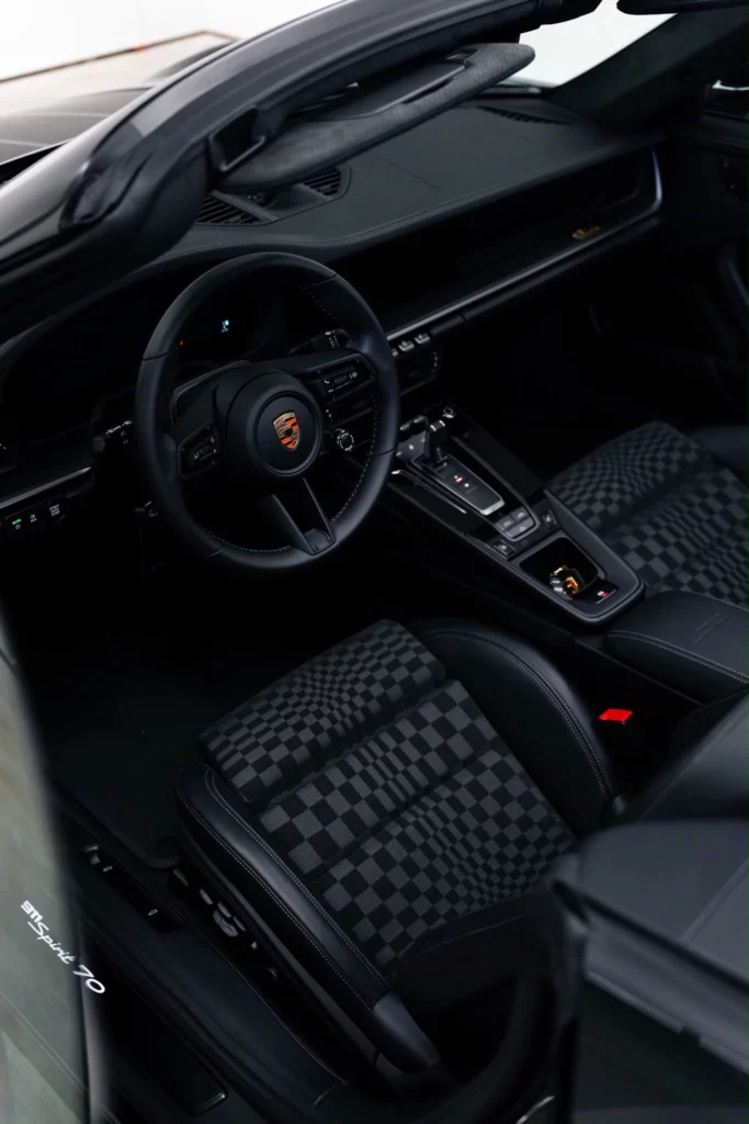 Habitacle de la Porsche 911 Spirit 70 après nettoyage complet, volant et sièges damier