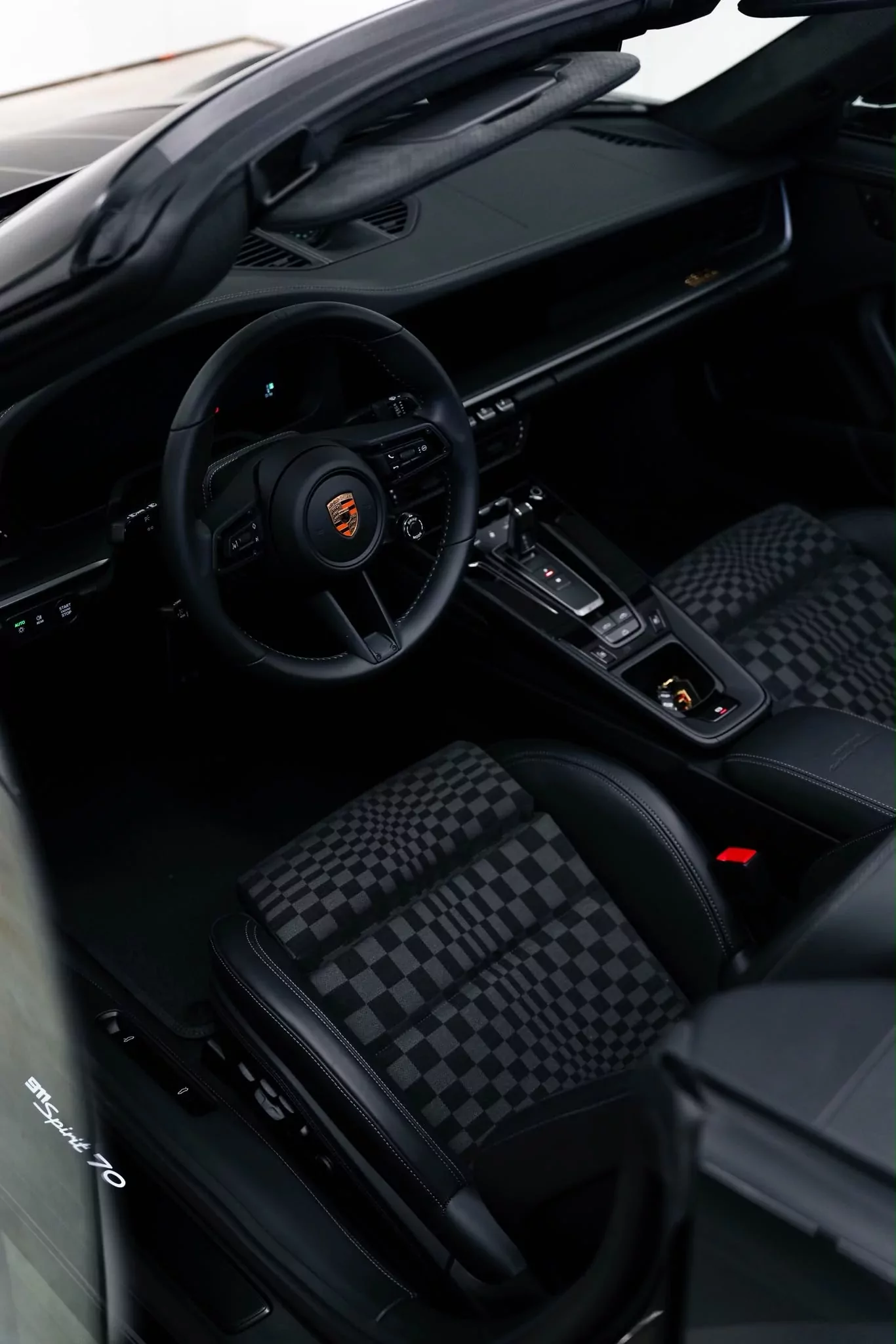 Habitacle de la Porsche 911 Spirit 70 après nettoyage complet, volant et sièges damier