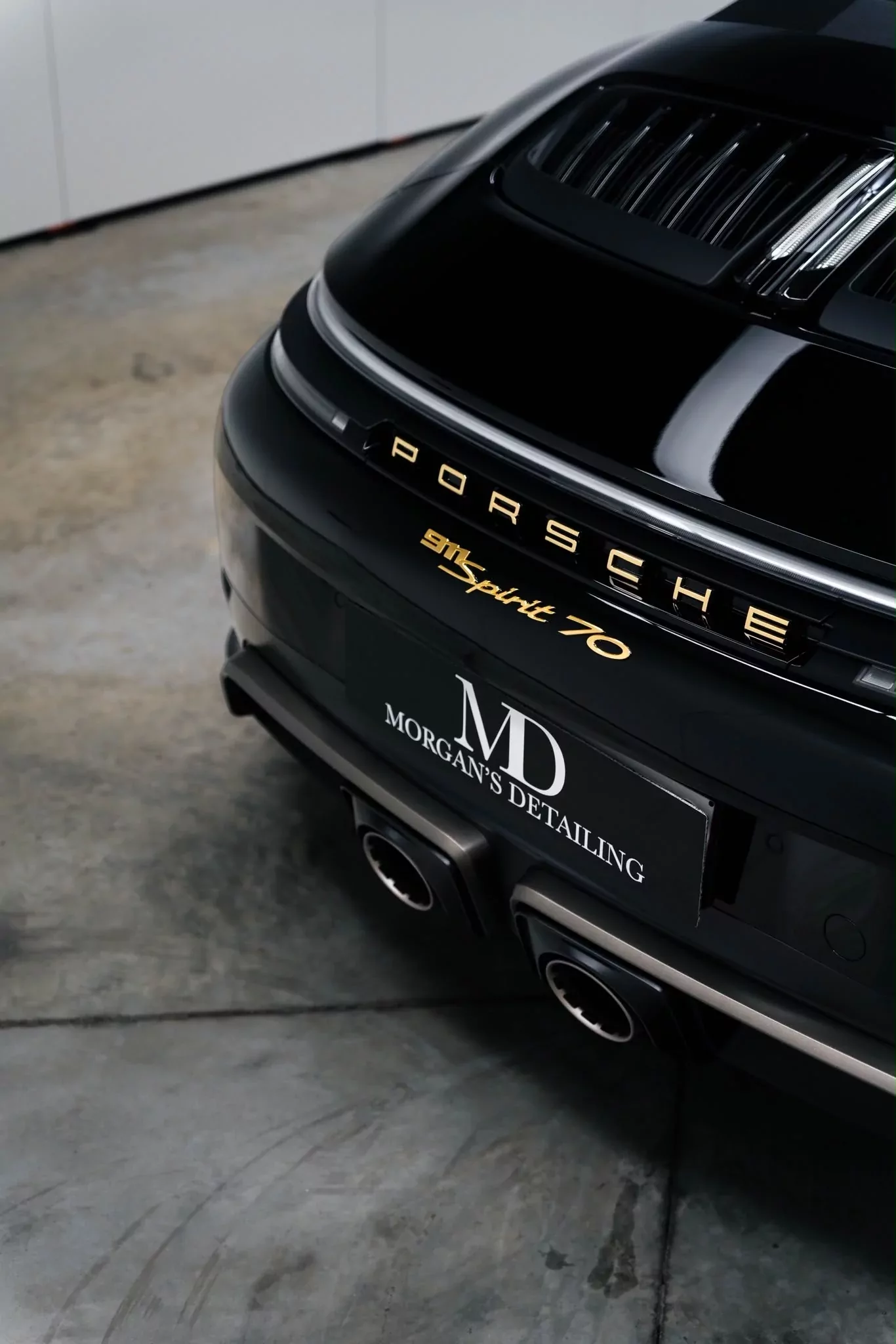 Badge Spirit 70 et lettrage Porsche dorés sous film PPF, arrière de la 911