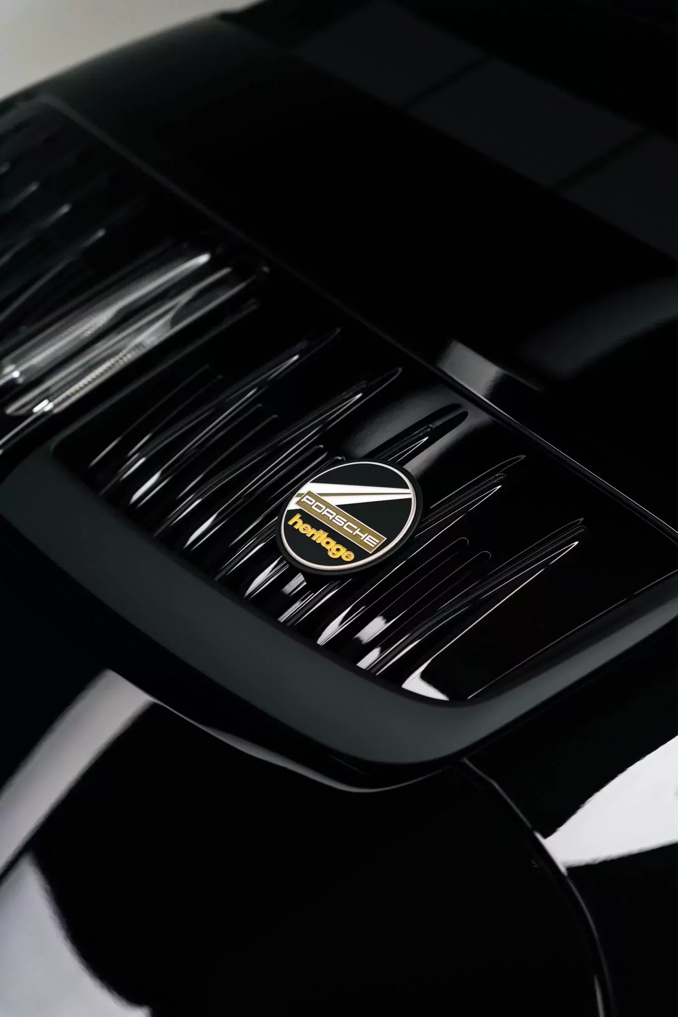 Grille de capot moteur et badge Porsche Heritage sous film PPF