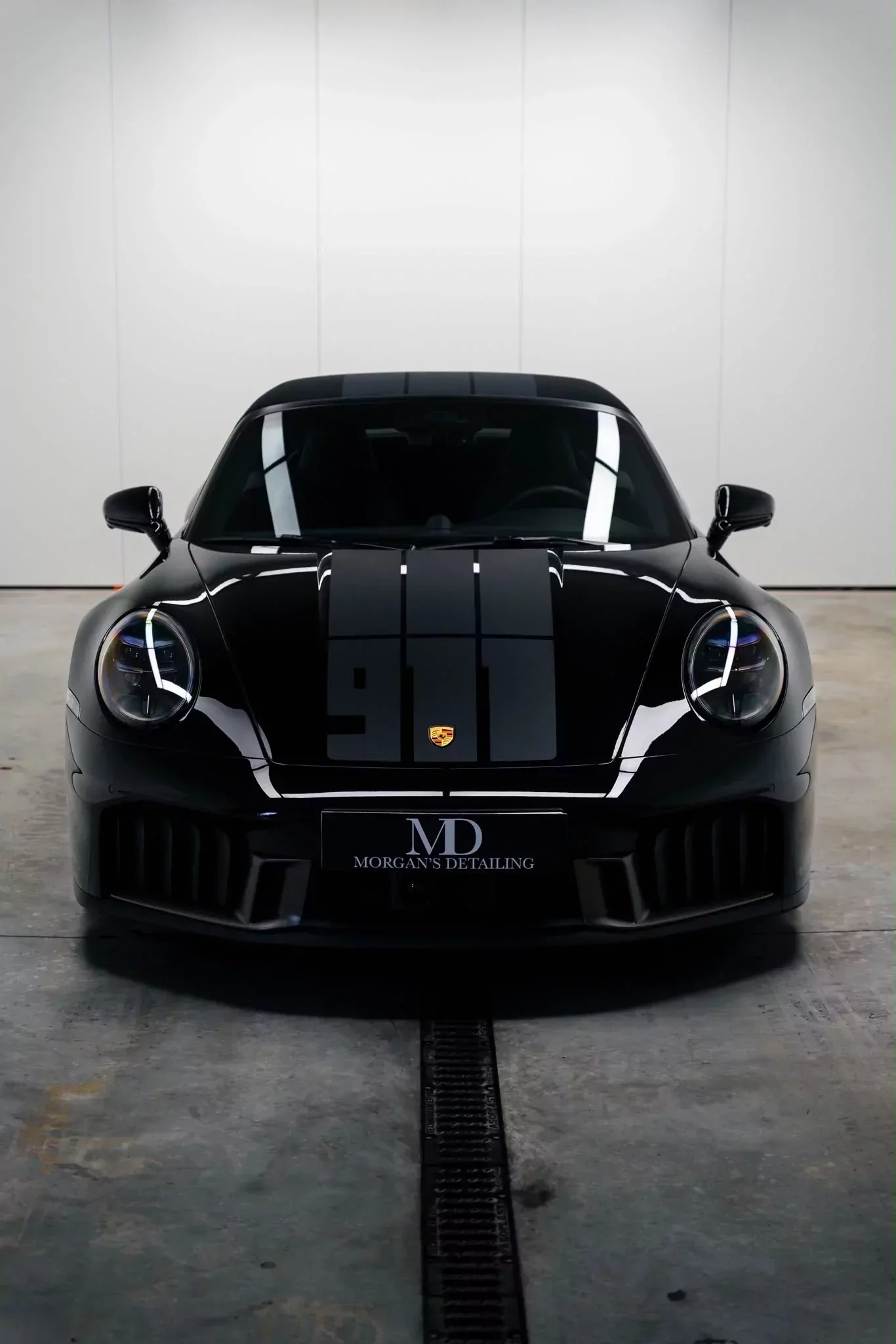 Réalisation : Porsche 911 Spirit 70 noire après pose de PPF, face avant avec bandes 911