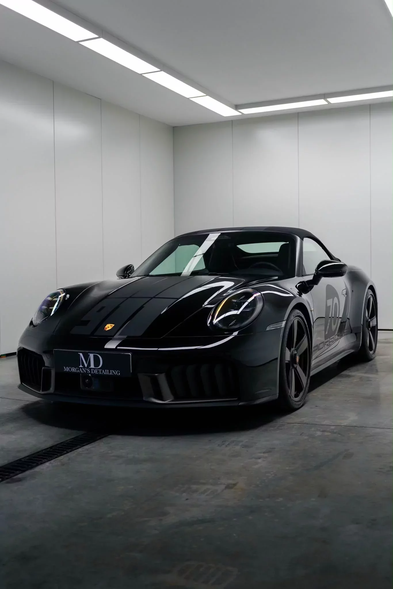 Porsche 911 Spirit 70 noire protégée par un film PPF Skyfol, trois quarts avant en cabine