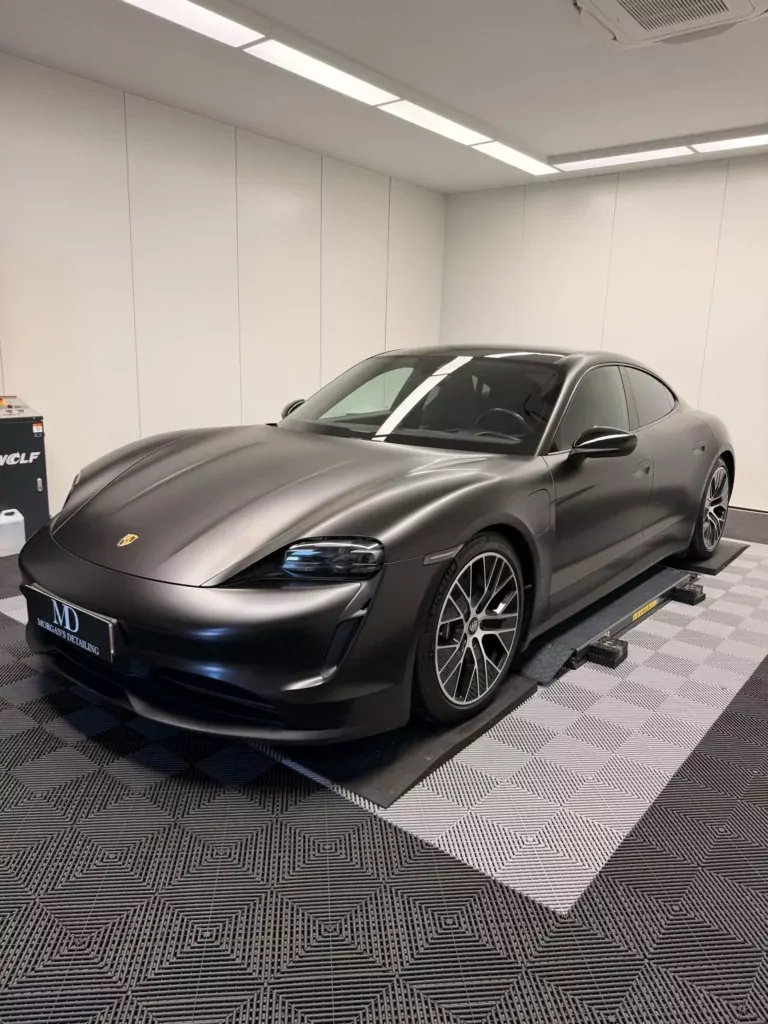 Porsche Taycan en covering satiné noir dans l’atelier de Fernelmont