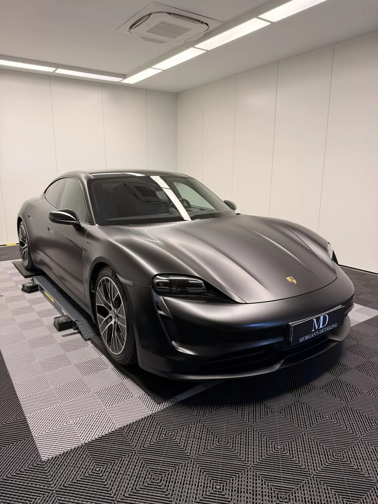 Porsche Taycan en covering satiné noir, vue de profil