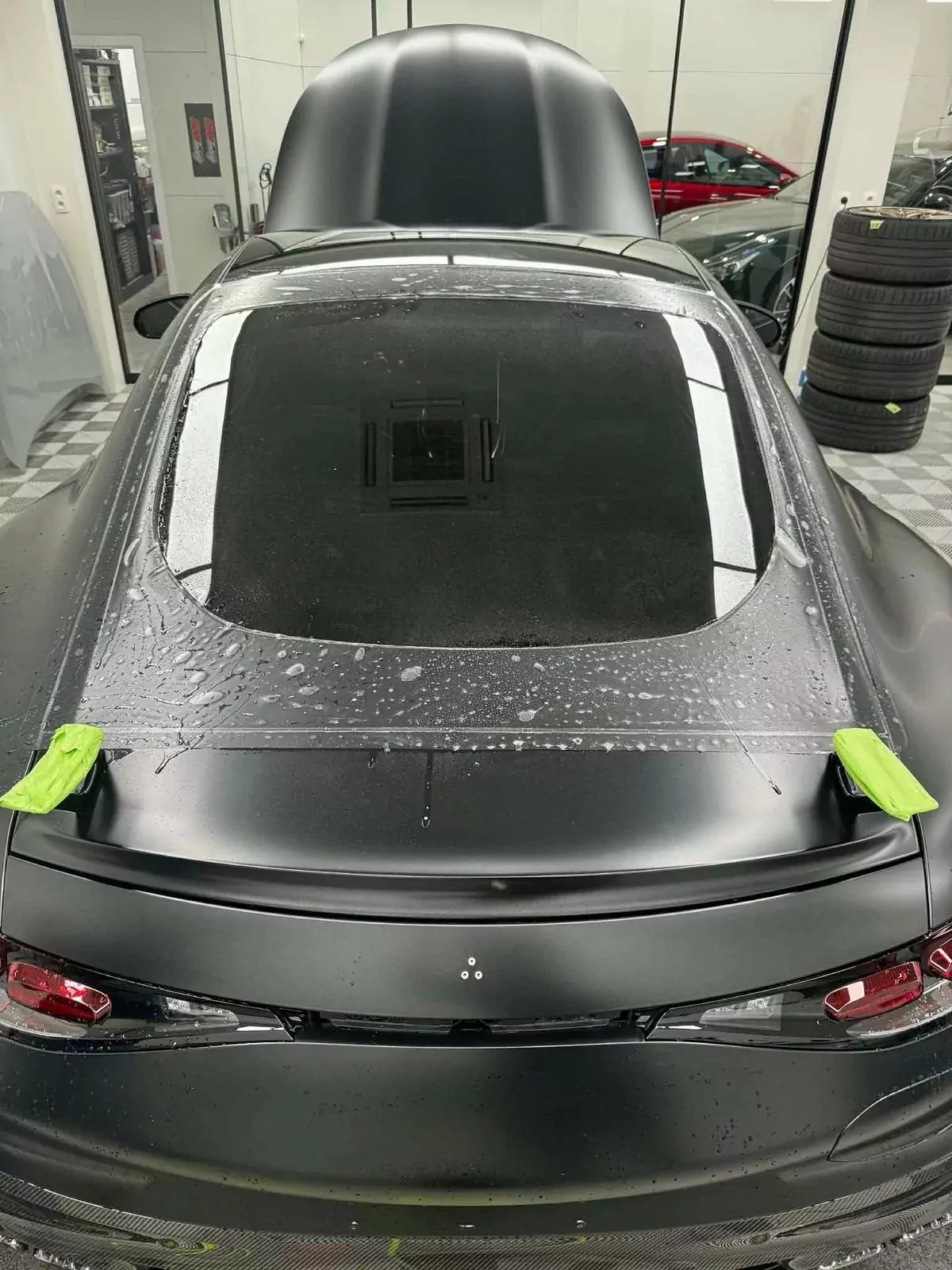 Question : pose d’un film PPF sur une carrosserie noire mate, film encore humide