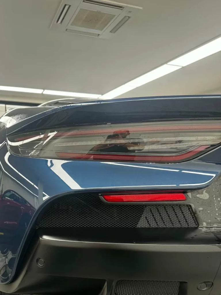 La même carrosserie bleue une fois le film PPF posé, reflets nets